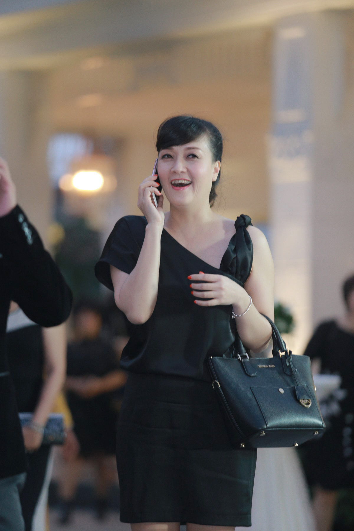 Nữ diễn viên hài Vân Dung trẻ trung và gợi cảm với đầm đen trễ vai và túi xách cùng tông màu.